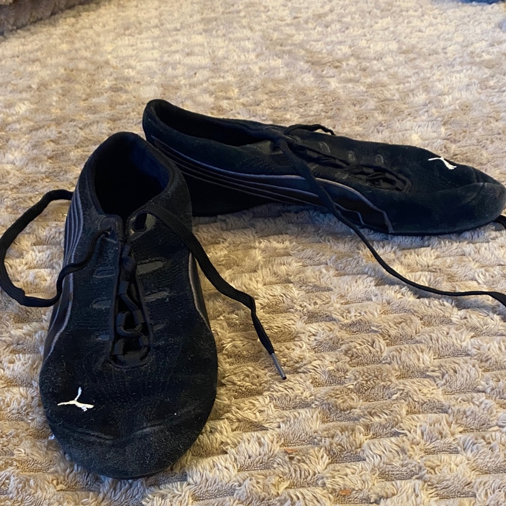 Puma women’s suede Black Athletic Track Shoes with White Logo